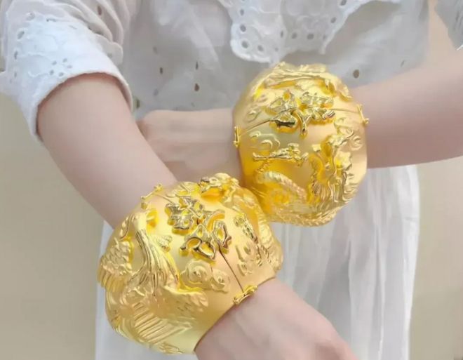 PP电子-我戴了20年黄金手镯说句真心话想不变形就只能了解这些技巧